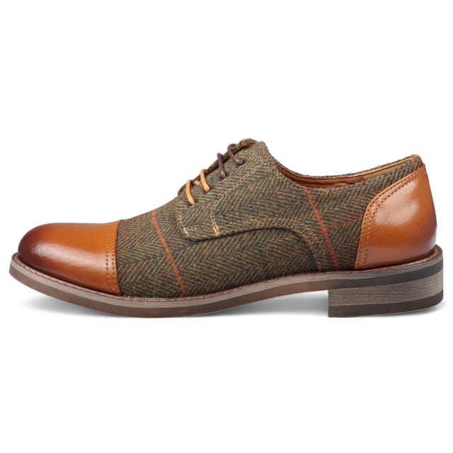 Haga una declaración sofisticada con los zapatos Oxford de tweed de cuero para hombre Theon de Justin Reess. Estos zapatos Oxford de cuero de primera calidad están diseñados para brindar durabilidad y un estilo atemporal, perfectos tanto para ocasiones formales como para uso diario. Con elegantes detalles de tweed, aportan un atractivo visual único a su guardarropa. Diseñados teniendo en cuenta la comodidad, brindan un ajuste ceñido y plantillas acolchadas para una comodidad duradera. Versátiles y elegantes, estos zapatos se adaptan perfectamente de entornos formales a salidas informales, ofreciendo una flexibilidad inigualable. Cuero de primera calidad para mayor durabilidad y elegancia Detalles de tweed para un toque único y elegante Ajuste cómodo con plantillas acolchadas Estilo versátil tanto para ocasiones formales como informales