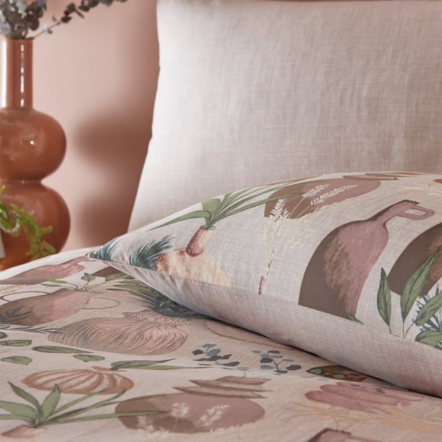 The on-trend Earthen duvet cover set is inspired by ceramics, vases and sculptures which are represented in unbelievable printed detail. The delicate, softer sprigs and dried palms add extra colour and life to this unmistakably homely design. Infused with natural clay colours, this set adds calming, tranquil and relaxing vibes to your bedroom, making it the ideal choice for a modern neutral interior.
