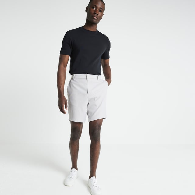 Regular fit, Slip pockets, Belt loops, Zip and button fastening