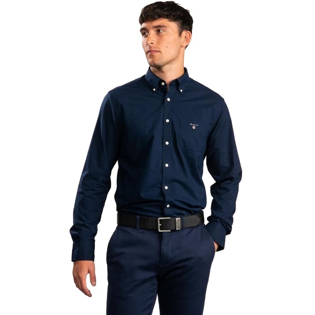Das aus leichter und atmungsaktiver Baumwolle gefertigte Gant Originals verfügt über einen Button-Down-Kragen und das klassische Logo der Marke auf der Brust. Das Regular Fit Indigo Hemd ist ein klassisches Preppy Essential, das Sie durch die wärmeren Monate und darüber hinaus tragen wird. GANT OXFORD HEMD