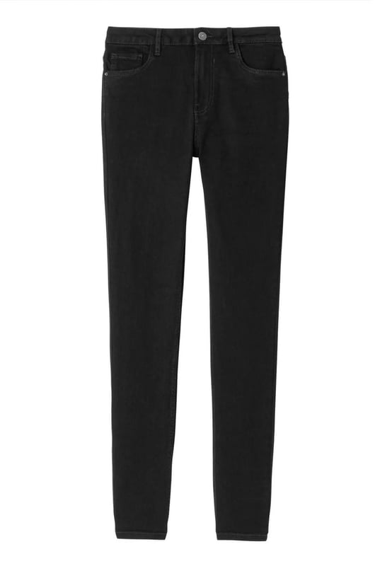 Deze zwarte jeans met hoge taille heeft gerecyclede vezels. Skinny, voor een slank en leggy effect. Van zacht denim. Rekbaar. Riemlussen. Stud knoop, metalen rits. Metalen klinknagels. Een favoriet in je garderobe!