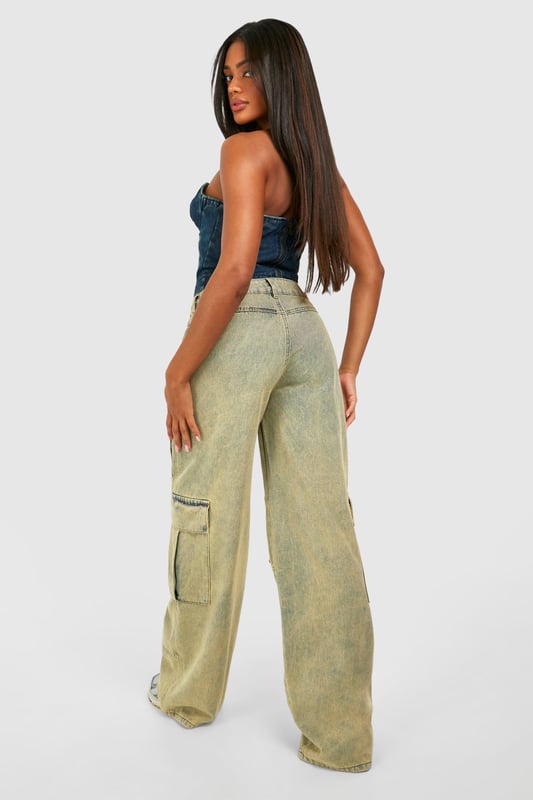 Perfect for a new season update, the wide leg jean is your chance to make an effortless fashion statement when it comes to denim-led outfits. Anything but basic, our high waisted wide leg jeans are made from rigid denim, making them the perfect quality jean for day-to-day 'fits. Step out in retro-inspired wide jeans teamed with a basic white tee and oversized blazer for a look that brings vibes to all your plans. You in a wide leg... we can see it already.Style: Cargo JeanFabric: CrochetModel's height: 168cm / 5'6"