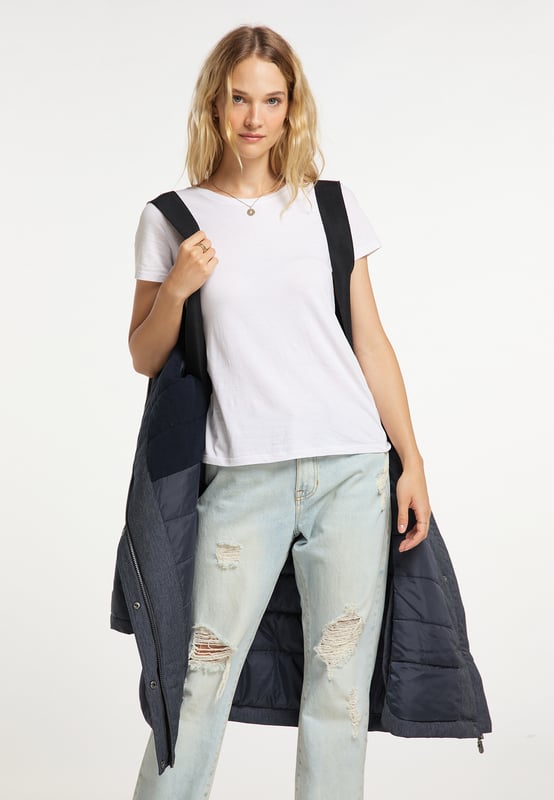 De winterjas van DreiMaster Vintage heeft een vernieuwende en casual denim look. De jas inspireert ons niet alleen vanwege zijn coole jeanslook, maar ook vanwege zijn robuuste weerbestendigheid, waardoor de jas dankzij een hoogwaardige coating wind- en waterafstotend is. Comfortabele warmte wordt geboden door vulling en een zachte fleece voering. Het denimdesign wordt visueel aangevuld door de capuchon, de siernaden en de twee opgestikte klepzakken met klinknagels, die ook als zijzakken fungeren. Een verwarmende fleecevoering aan de binnenkant van de zakken maakt ze behaaglijk en verwent koude handen. De jas wordt gesloten met een rits met kinbescherming en een doorlopende drukknoopsluiting. Twee zijsplitten, die met drukknopen kunnen worden gevarieerd, zorgen voor draagcomfort en beenruimte. Aan de binnenkant bevindt zich een binnenzak met drukknoop en praktische draagriemen waarmee u de jas nonchalant kunt dragen. Geweldige look, veel comfort plus talrijke logodetails, gegraveerd op knopen en klinknagels.  Winter parka