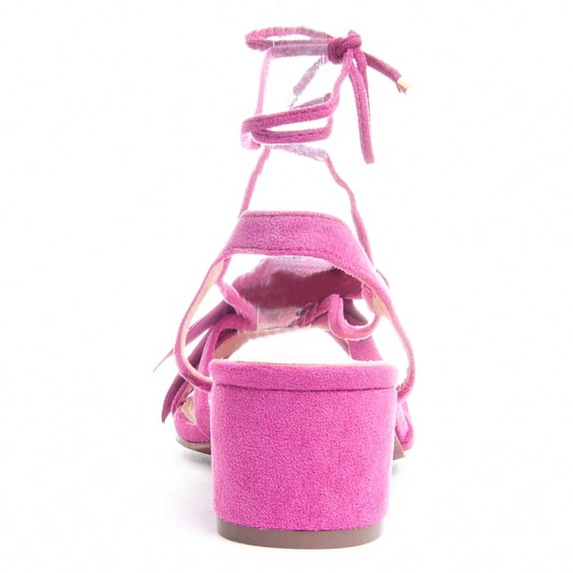 Dames sandaal. Comfortabele pasvorm. Gevoerde binnenzool. Antislip zool. Versterkte stiksels. Gefabriceerd door andere merken voor ons merk. Ongeveer 6 cm hakhoogte.