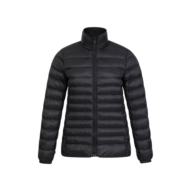 Fyllning: Syntetisk fiber. Design: Logotyp. Tygteknik: Värmeretention, isolerande, IsoDry, termiskt testad -30c. 3 i 1, slits i ryggen, ventilation i ryggen, löstagbar innerjacka, vadderad, tejpade sömmar. Manschett: Justerbar, flik med tryckknapp. Halsringning: Huva. Ärmtyp: Långärmad. Funktioner i huva: Påväxt huva, vippjustering. Längd: Kort. Fickor: 2 sidofickor, dragkedja. Stängning: Hel dragkedja, snäppstängning. Vattentäthetsgrad: 10000 mm. 5000g/m¬?/24 timmar.
