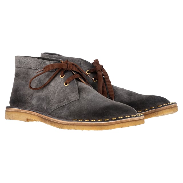 Prada Gestepptes Schnürstiefel im grauen Wildleder VINTAGE, NP WIE NEU
Fügen Sie Ihrer Schuhkollektion mit den Prada Nieten-Schnürstiefeln aus weichem grauem Wildleder einen Hauch von edgy Luxus hinzu. Diese Stiefel vereinen die klassische Desert-Boot-Silhouette mit zeitgemäßen Details und verfügen über auffällige Nietenakzente, die einen gewagten, modeorientierten Twist bieten. Das reiche graue Wildleder verleiht einen raffinierten, vielseitigen Look, während die Nieten ein unerwartetes Element von Textur und Stil hinzufügen, was diese Stiefel zur perfekten Balance aus rustikalem Charme und hochwertiger Eleganz macht.
Prada Nieten-Schnürstiefel aus grauem Wildleder
Zustand: Sehr gut
Abnutzungserscheinungen: Geringfügige Markierungen, leicht benutzt, aber sehr gut gepflegt. Kleinere Abnutzungen an den Sohlen und Faltenbildung, leichte Kratzer an Sohlen und Fersen.
Verpackung: Staubbeutel
Farbe: Grau
Material: Wildleder | Wildleder
Größe: UK | 10/US11/IT44/FR44 1/3
Maße: Absatzhöhe: 30; Innensohle Länge: 350
SKU: MRPPUGBSH450798M