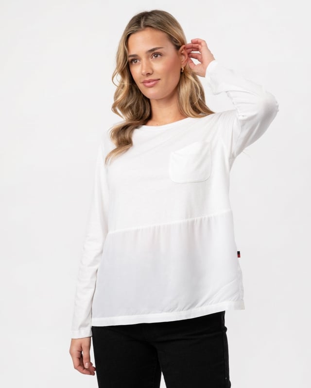 Long sleeved top with pocket. 
Shell 1: 50% Cotton, 50% PolyesterShell 2: 68% Cupro, 32% Modal