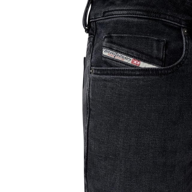 Pantalones vaqueros negros Diesel, bragueta con cremallera, 96 % algodon, 3 % elastomultiester, 1 % elastano-spandex, corte cenido, marca Diesel