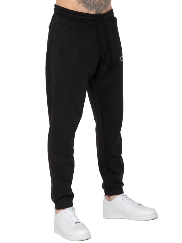 Eleva tu estilo con los joggers de ajuste regular de Enzo Milano. Cuentan con una cintura elástica con cordones ajustables y puños acanalados en los tobillos para un ajuste ceñido. Los joggers tienen bolsillos laterales, y en el lado izquierdo hay un pequeño logotipo impreso en blanco que añade un toque elegante. Están confeccionados con un material suave y cómodo, lo que los hace ideales para uso casual o actividades deportivas.