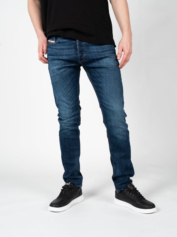 Slim Fit - Dieser Schnitt passt sich perfekt der Figur an, hebt ihre Vorteile hervor ohne zu stark zu drücken, was einen ganztägigen Tragekomfort gewährleistet.
Low Waist - Eine niedrige Taille sorgt dafür, dass die Jeans sich gut mit verschiedenen Stilen kombinieren lassen, von casual bis hin zu eleganteren, und verleiht Freiheit und ein modernes Aussehen.
Slim Leg - Enge Hosenbeine schaffen eine schlanke und verlängerte Beinoptik, was besonders in modischen, städtischen Outfits gewünscht ist.
Außergewöhnliche Knöpfe mit dem Logo der Marke sind nicht nur funktional, sondern auch ein subtiler, designerischer Akzent in deiner Kleidung.
Ein leicht zum Boden hin verjüngender Schnitt der Hosenbeine bewirkt, dass die Jeans perfekt mit verschiedensten Schuhtypen harmonieren, von Sneakern bis zu eleganten Schuhen.
Vorne drei Taschen, hinten zwei bieten Komfort und Platz für kleine Gegenstände, während sie gleichzeitig das klassische Aussehen der Hose bewahren.
Ein Patch mit dem Markennamen an der vorderen Tasche ist nicht nur ein Zeichen für Qualität, sondern auch ein markantes Element, das Charakter und Wiedererkennungswert zu deinem Outfit hinzufügt.
Aus hochqualitativem Stoff gefertigt, garantiert es die Langlebigkeit und Robustheit der Jeans sowie Tragekomfort durch seine Weichheit und Elastizität.