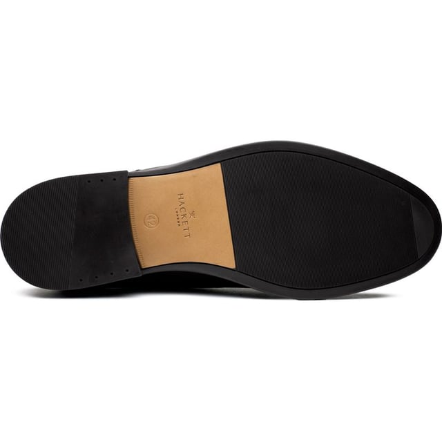 Hackett London Duke Master Zapatos Adéntrate en el mundo de la sofisticación con los zapatos Duke Master de Hackett London. Estos zapatos Derby negros, fabricados a mano en Portugal, cuentan con una parte superior de cuero de lujo con delicadas costuras decorativas que adornan cada lado, mientras que la plantilla de cuero curtido acaricia tu pie con cada paso. Estos zapatos con cordones elevarán tu estilo de elegante a magistral con su elegante y elegante suela exterior para una elegancia antideslizante asegurada.