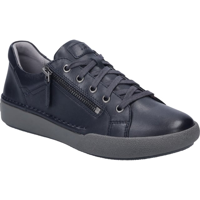 Entdecke die Welt in den neuen Claire 13 Sneakers von JOSEF SEIBEL. Diese Damenschuhe in lebendigem Indigo sind nicht nur ein Blickfang, sondern auch ein Zeugnis für modernen Tragekomfort und hochwertige Materialien. Gefertigt aus feinstem Nappa-Kalbsleder, bieten sie eine perfekte Passform und Funktion für den alltäglichen Gebrauch. Die graue Sohle aus TR und Gummi verspricht Rutschfestigkeit und Strapazierfähigkeit, ideal für alle Outdoor-Aktivitäten. Dank der herausnehmbaren Innensohle ist es möglich, ein eigenes orthopädisches Fußbett zu verwenden, was den Tragekomfort weiter erhöht. Die traditionelle Strobel-Machart, bei der der Schaft mit einer textilen Brandsohle vernäht wird, fördert nicht nur die Stabilität des Laufschuhs, sondern auch seine Langlebigkeit. Mit ihrer Schnürung und der unaufdringlichen Eleganz sind die Claire 13 Sneakers der ideale Begleiter für Freizeit und Streetwear. Sie verkörpern die Philosophie von JOSEF SEIBEL, wo moderner Komfort auf langjährige Handwerkskunst trifft und zeigen, dass wahre Qualität und nachhaltige Produktion Hand in Hand gehen. Diese Schuhe sind ein Statement gegen Fast Fashion und für eine bewusste Wahl, die den Unterschied macht.