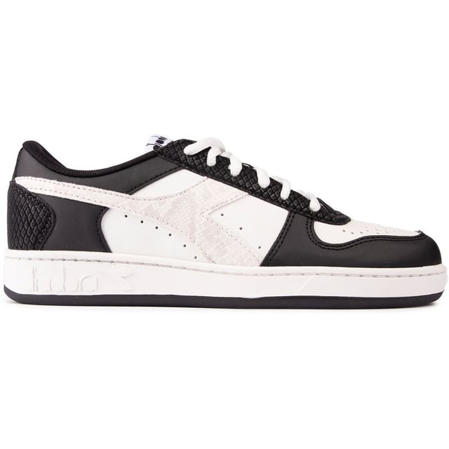 Un clásico de la corte. Las zapatillas Magic Basket Low de Diadora tienen un diseño inspirado en el baloncesto del 80 con un aire urbano digno de la calle. La parte superior de gamuza suave y cuero se acentúa con lo imperdible. Marcas y logotipos icónicos. mientras que una entresuela que absorbe los impactos mantiene tus pies cómodos todo el día.