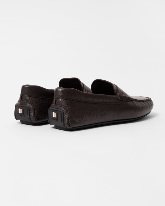 Premium driver moccasins made in Portugal by BOSS. Featuring a full rubberised sole, this pair is crafted in grained leather with a debossed logo strap.
90% Polyamid, 10% Polyurethane, Sole: 100% Thermoplastic polyurethane, Upper material: 100% Cow skin, Innersole: 90% Polyamid, 10% Polyurethane
50523026