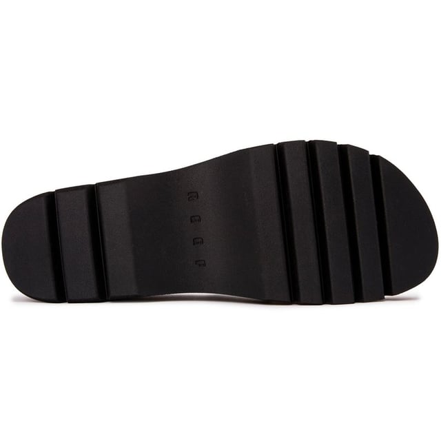 Experimente el lujo con estilo veraniego con las sandalias de plataforma Reef Cushion Vista Higher. La parte superior vegana, la plantilla suave y acolchada y el amplio soporte para el arco brindan a tus pies una pisada cómoda. La suela de plataforma y el talón ofrecen estabilidad y comodidad. Estas sandalias negras brillantes combinan moda y funcionalidad. Mima tus pies con Reef Cushion Vista Hi.