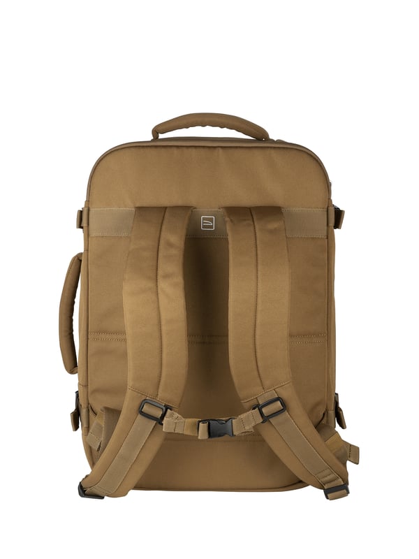 Mochila unisex. El cierre es con cremallera. Los bolsillos internos son uno abierto. Los bolsillos externos son dos delanteros con cremallera y uno trasero con cremallera. Falta la correa para el hombro. El mango es de tereftalato de polietileno reciclado. Hay un compartimento interno. El material exterior es tereftalato de polietileno reciclado. Internamente es tereftalato de polietileno reciclado. Medidas: 30x40x15 cm. Producto de moda