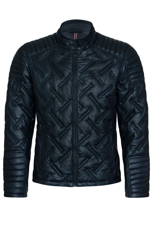 Presentamos nuestra muy esperada gama Infinity Signature, la culminación de dos años de artesanía e innovación dedicadas. Nuestra última incorporación, la notable chaqueta acolchada de cuero, personifica el lujo y la funcionalidad. Confeccionada con la mejor piel de napa de oveja, sus costuras acolchadas diagonales alternas la distinguen, asegurando tanto estilo como calidez. La cremallera UMZ que se extiende hasta un cuello alto con cierre de botón agrega un toque elegante, junto con bolsillos calientamanos con cremallera. El interior completamente forrado de nailon cuenta con dos bolsillos verticales con cremallera y un bolsillo para el teléfono, lo que brinda comodidad mientras viaja. Prepárese para experimentar la sofisticación y la durabilidad como nunca antes con nuestra gama Infinity Signature. Características principales del diseño: Cuero napa de oveja de la más alta calidad: elaborado con el mejor cuero napa de oveja para una calidad superior. Acolchado aislante innovador: las costuras de acolchado diagonales alternas garantizan estilo y calidez. Accesorios y elementos de diseño de primera calidad: la cremallera UMZ, el cuello alto con cierre de tachuelas y los bolsillos calientamanos con cremallera añaden sofisticación. Equipado con dos bolsillos calientamanos con cremallera: opciones de almacenamiento convenientes para calidez y estilo. Interior completamente forrado de nailon con múltiples bolsillos: brinda comodidad en movimiento con dos bolsillos verticales con cremallera y un bolsillo para teléfono