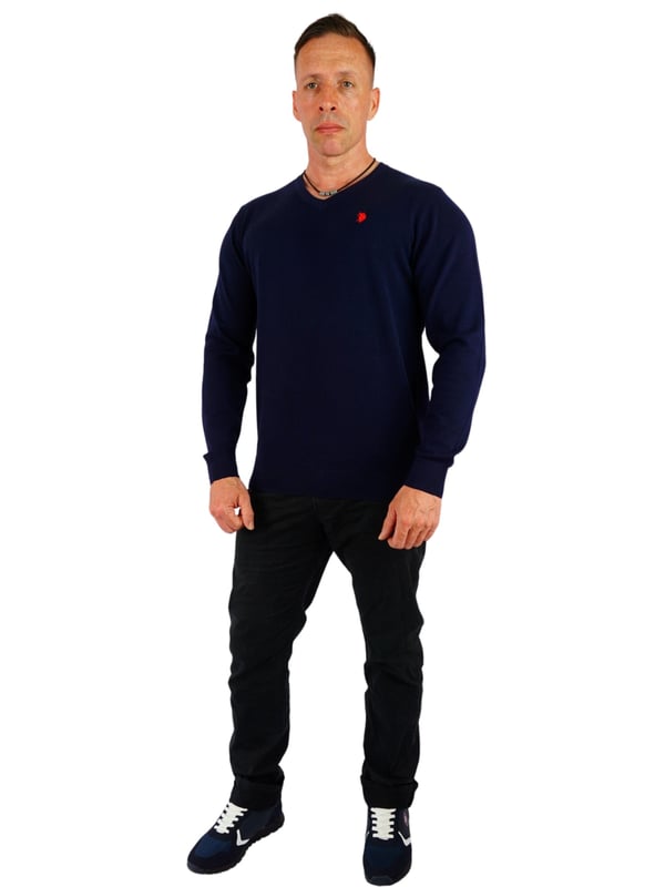 Een geweldige gebreide trui voor heren van het merk U.S. Polo ASSN. Aangenaam om te dragen, comfortabel en sportief gesneden tegelijk. Kan met veel kledingstukken worden gecombineerd. Hoogwaardige materialen en nauwkeurige afwerking kenmerken de mode van U.S. Polo ASSN.