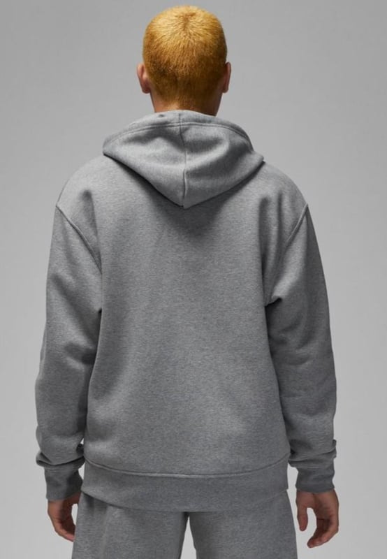 Der Nike Jordan Essential Fleece-Trainingsanzug ist Ihr neues Alltags-Essential. Der vielseitige Fleecestoff ist ideal für die Herbstsaison und bietet den perfekten Hintergrund für das Jumpman-Wappen und die charakteristische Stickerei auf dem Kapuzenpullover und der Jogginghose. Kapuzenpullover und Jogginghose mit elastischem Kordelzug. Der schwere Fleecestoff ist auf der Innenseite gebürstet und sorgt so für zusätzliche Weichheit. Elastische Rippbündchen an Bündchen und Saum. Jordan Standard-Passform.