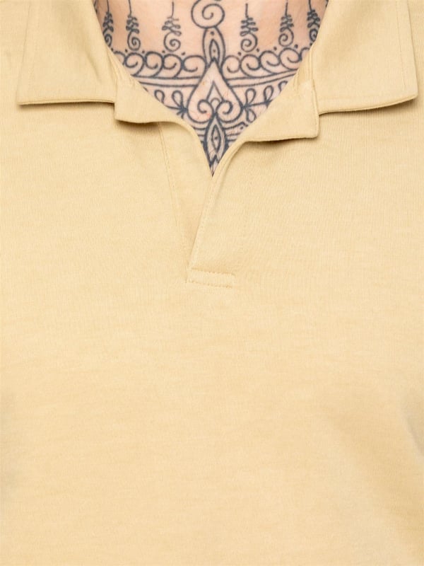Upgrade je zomergarderobe met het Enzo Milano Korte Mouw Poloshirt. Gemaakt van hoogwaardige stof, zorgt dit poloshirt voor zowel comfort als duurzaamheid. Ontworpen met een rechte zoom voor een nette en gepolijste afwerking, heeft het een open kraag die de uitstraling naar een verfijnd en premium niveau tilt. Ideaal om een vleugje verfijning aan elke outfit toe te voegen, wordt dit Regular Fit poloshirt geleverd met een handige ritssluiting
