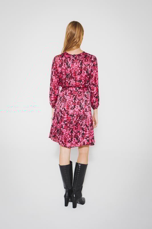 Pink flower print mini dress with removable belt. Opening in the back and button fastening on the back of the collar.