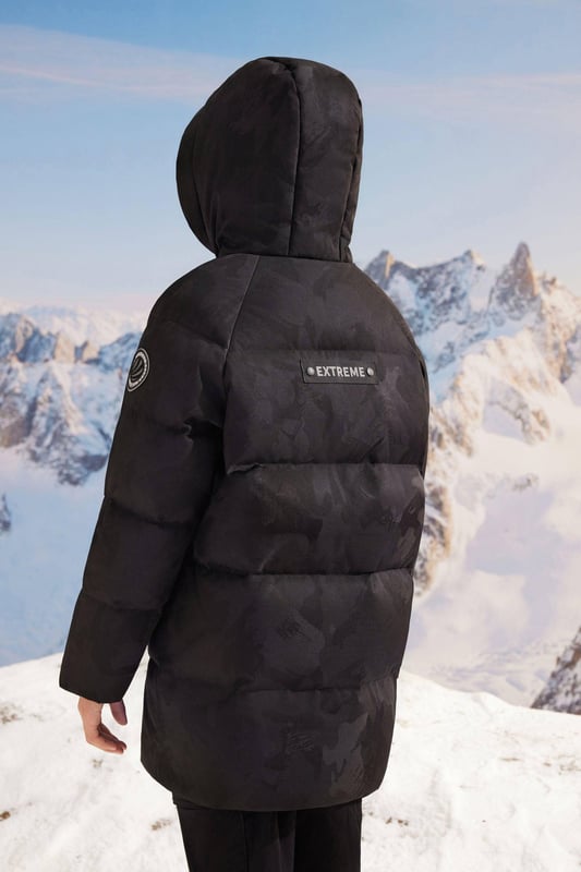 Experience ultimate warmth the Extreme Collection Kids Parka, designed to withstand temperatures as low as -20 degrees while featuring anti-bacterial properties for added protection. This parka ensures your child stays warm, safe, and comfortable during all winter adventures.

TRIPLE EASY-CARE PROTECTION: Anti-bacterial, oil-resistant and water-repellent.

HIGH-GRADE THERMAL FABRIC: Improved insulation and soft touch.

HIGH-QUALITY 680+ DUCK DOWN: 90% filling for optimal warmth, evenly distributed for consistent warmth.&nbsp;

HEAT STORAGE TECHNOLOGY: Inner lining uses knitted silver-coated thermal fabric that reflects and retains heat, increasing warmth for the wearer by 2.7°C.

DESIGNED FOR EVERYONE: Unisex style, exceptionally versatile.