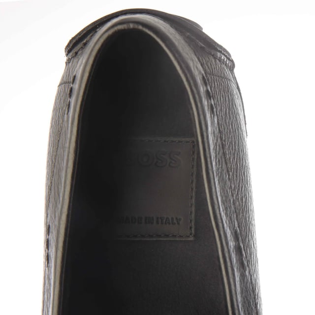 Mens Boss Driver Moccasin Shoes in black.- Leather upper.- Slip on closure.- Hand stitching.- Traction sole.- Ref: 50497783001