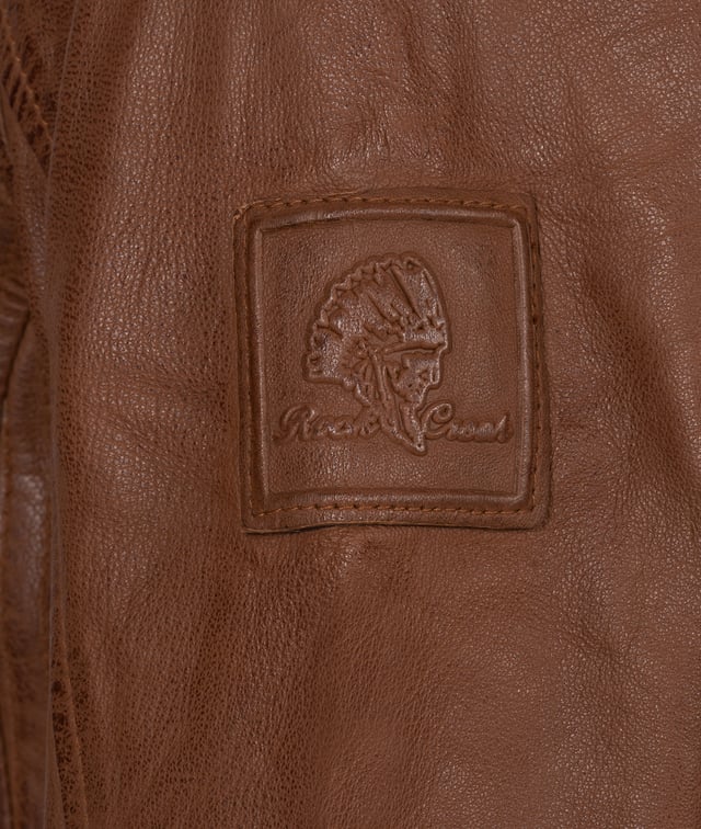 Die Lederjacke, das Synonym für die alltags Jacke, man kann sie im Sommer oder Winter tragen, mit Jeans, oder in einer Kombination mit einer schicken Hose, es ist einfach die Jacke, die jeder in seinem Kleiderschrank braucht. Die Damen Lederjacken der Marke "Rock Creek", sind in verschiedenen Modellen erhältlich, ob klassisch, ausgeflippt, vom feinen Casual- bis zum hart Rockigen-Look, wir bieten Ihnen alles an. Mit dem Jacken-Modell D-481, werden Sie bestimmt die richtige Wahl treffen. Die Leder Jacke ist eine klassische Casual-Jacke, mit Stehkragen und Reißverschluss Zippern am Armende, sie ist sehr geschmeidig und hat ein super lässiges Tragegefühl.