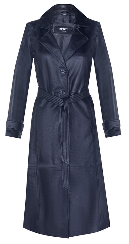 Geniet van tijdloze elegantie met onze leren damestrenchcoat over de hele lengte. Deze jas is gemaakt van ultrazacht schapennappaleer en voelt luxueus en soepel aan op je huid. Het beschikt over twee verticale buitenzakken in de taille, die een vleugje functionaliteit en stijl aan het ontwerp toevoegen. De jas wordt compleet geleverd met een tailleriem die niet alleen je figuur accentueert, maar ook een aanpasbare pasvorm mogelijk maakt, waardoor een flatterend silhouet ontstaat. Belangrijke ontwerpkenmerken:  Ã‚Â De constructie van ultrazacht schapennappaleer zorgt voor een luxueus en soepel gevoel. Twee verticale buitenzakken op de taille bieden functionaliteit en stijl, perfect om essentiële spullen in op te bergen of je handen te verwarmen.  li> De tailleriem zorgt voor een getailleerde en flatterende pasvorm, waardoor je figuur wordt benadrukt. Een ontwerp met één rij knopen en drie knopen straalt verfijning en veelzijdigheid uit, geschikt voor verschillende gelegenheden.  >De kraag in overhemdstijl en de manchetten met knoopriem voegen klassieke en stijlvolle details toe, waardoor de algehele look van de jas naar een hoger niveau wordt getild.  Ontworpen met een enkele ventilatieopening voor bewegingsvrijheid en ademend vermogen, onze damesjas Leren trenchcoat over de volledige lengte is een tijdloos kledingstuk dat zowel stijl als comfort garandeert. Stap uit in gratie en vertrouwen met dit voortreffelijke stuk.