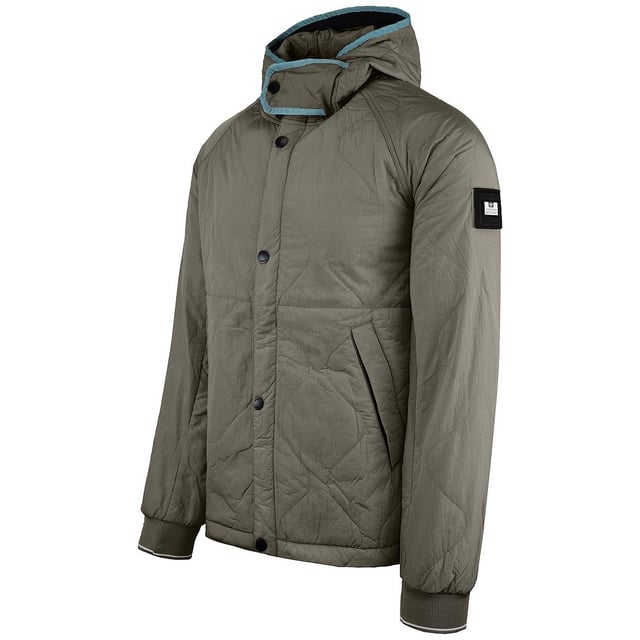 Chaqueta Retro 80's Manilla para hombre de Weekend Offender: una prenda nostálgica y elegante que rinde homenaje a la moda icónica de los años 80. Conocida por su estética streetwear contemporánea, Weekend Offender presenta la chaqueta Retro 80's Manilla, que combina las vibraciones retro con un toque moderno.

Características principales:

 Diseño Retro 80's:  La chaqueta Manilla probablemente presenta un diseño inspirado en las tendencias de moda de los años 80. Busca detalles únicos, combinaciones de colores o estampados que recuerden a esa época, capturando el espíritu del estilo retro.

 Material resistente a la intemperie:  Fabricada con material resistente a la intemperie, la chaqueta ofrece protección contra los elementos. Puede ser impermeable o resistente al agua, lo que la hace adecuada para diversas actividades al aire libre.

 Cierre frontal de cremallera con tirador retro: El cierre frontal de cremallera es una característica común en las chaquetas, ya que facilita su uso y ajuste. La chaqueta Retro 80's Manilla puede incluir un tirador de cremallera con un diseño retro, añadiendo un toque nostálgico.

 Prácticos bolsillos con detalles retro:  Es probable que la chaqueta incluya bolsillos prácticos, como bolsillos con cremallera o con botones a presión. Pueden incorporarse detalles retro, como ribetes en contraste o diseños de bolsillo únicos.

 Forro aislante:  Para mayor calidez, la chaqueta Retro 80's Manilla puede incorporar un forro aislante. Esto la hace adecuada para los días más fríos.
 Diseño con capucha:  Las chaquetas suelen llevar capucha para una mayor protección contra los elementos. La chaqueta Retro 80's Manilla puede incluir una capucha, que proporciona una cobertura adicional en condiciones meteorológicas inesperadas.