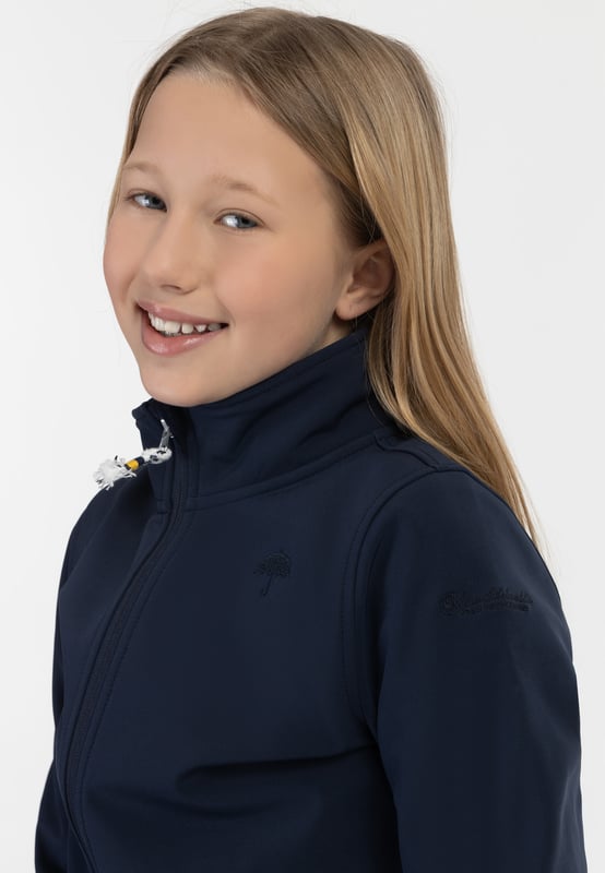 Ihre Kinder werden sie lieben. Diese Softshelljacken von Schmuddelwedda sind angenehm weich, elastisch und leicht. Die Innenseite besteht aus einem weichen Micro-Fleece, wodurch die Wärme konstant gehalten wird. Dank einer beschichteten Außenseite ist sie außerdem wasser- und winddicht. Mit ihrem elastischen Bündchen und der bewegungsfreundlichen Qualität entsteht ein hoher Tragekomfort, der dafür sorgt, dass die Kids für jedes Outdoor-Abenteuer bestens gerüstet sind.  Softshelljacke