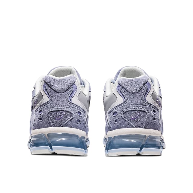 Abrace el estilo y la comodidad de todo el día con el zapato femenino Gel-Kayano® 5 360 Sportstyle. Basado en un diseño lanzado por primera vez en los años 90, este modelo contemporáneo cuenta con algunas de las mejores tecnologías de rendimiento de estilo y avanzada que esperaría de nuestro calzado deportivo. Esta versión actualizada cuenta . Funciona con la entresuela moldeada ligera y hinchable para poner un resorte real en su paso. Para la estabilidad y el soporte, este zapato incluye la tecnología Trusstic System® para controlar la torsión y la torsión, así como un mostrador de talón interno que mantiene el pie en su posición como Te mueves. Con un diseño audaz, influenciado por el calzado de los años 90, el versátil Gel -Kayano® 5 360 Shoe complementa una amplia gama de looks informales con facilidad, por lo que no tiene que elegir entre estilo y comodidad.