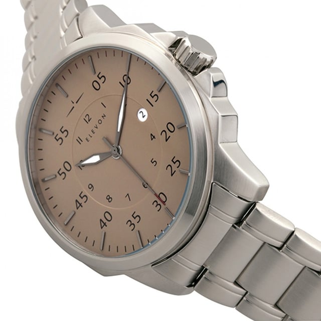Roestvrijstalen band en kastJapans quartz uurwerkNiet-glanzend, krasbestendig mineraal kristalRoestvrijstalen achterkant met logo gegraveerdKroonbeschermer ontwerpTaps toelopende roestvrijstalen armbandLogo-gegraveerde roestvrijstalen vlindersluitingLichtgevende wijzersDatumweergave45 mm kastdiameter5ATM waterbestendigheid