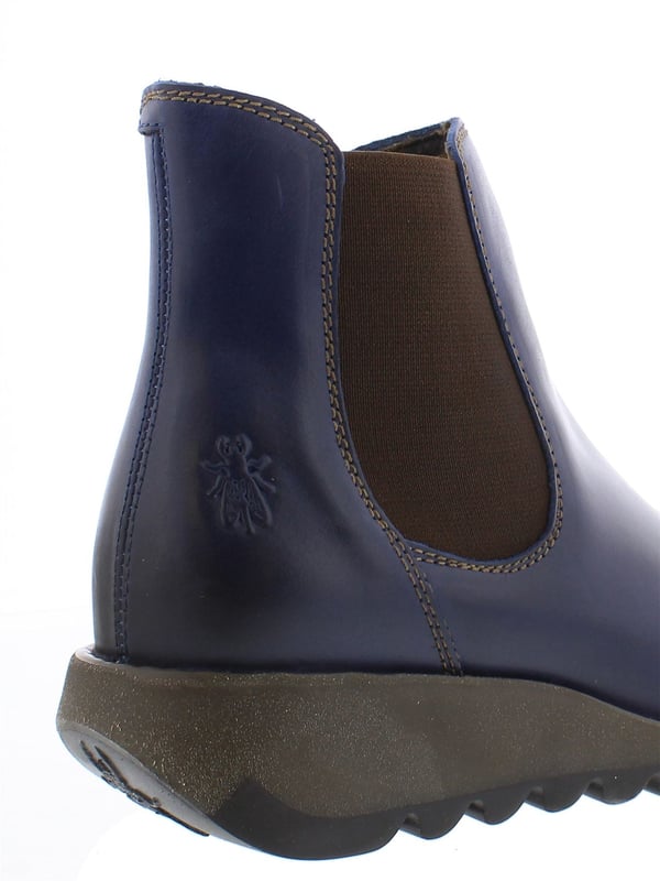 De Fly London Women's Salv195 Chelsea Leather Boots uit de Sminx Line bieden een stijlvol en praktisch ontwerp voor dagelijks gebruik. Deze laarzen hebben een instapmodel en zijn gemaakt van eersteklas leren bovenwerk, een voering van microvezel en een comfortabele binnenzool van microvezel. De duurzame TR-rubberen zool zorgt voor langdurige ondersteuning, terwijl de 3,5 cm hoge wighak precies de juiste hoeveelheid hoogte toevoegt voor een subtiele lift. Deze Chelsea-laarzen zijn perfect om te combineren met casual of semi-formele outfits en combineren comfort en tijdloze stijl. Bovenwerk: leer, voering: microvezel, binnenzool: microvezel, zool: TR-rubber, hakhoogte: 3,5 cm, instapmodel.