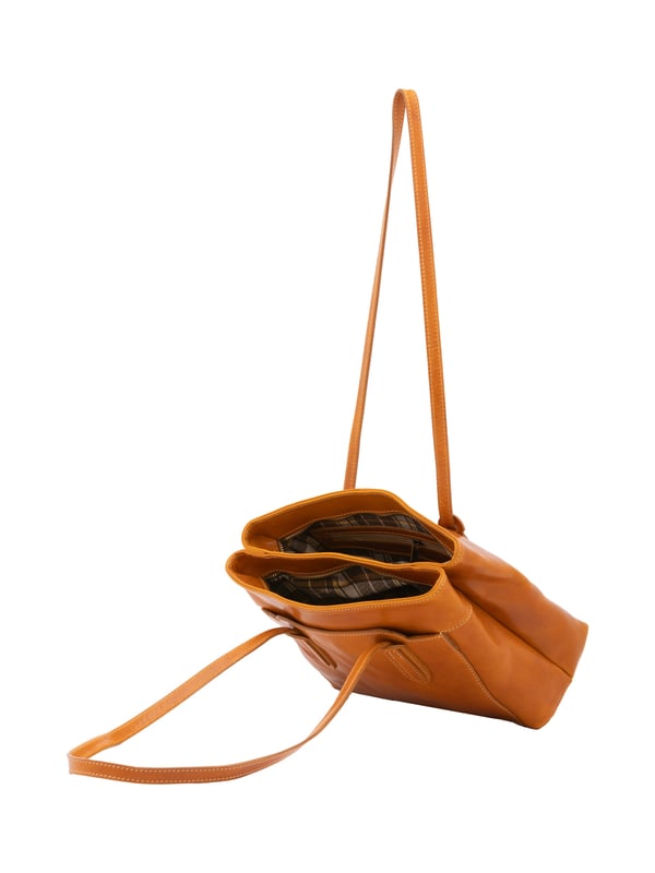 Bolso bandolera para mujer. El cierre es con cremallera. Los bolsillos internos son uno con cremallera. Los bolsillos externos son un frente abierto. Falta la correa para el hombro. El mango es de piel. Hay dos compartimentos internos. El material exterior es auténtica piel de vacuno. Internamente está forrado en algodón. Medidas: 23x30x12 cm. Hecho en Italia