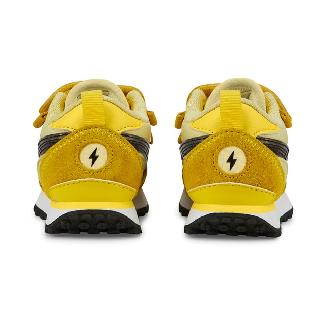 HISTORIA DEL PRODUCTO La colección PUMA x POKÉMON se inspira en algunos de los POKÉMON más icónicos, y tomamos algunos de sus elementos reconocibles al instante para dar a esta Rider FV un toque de ADN POKÉMON. Colores llamativos, gráficos llamativos, detalles inspirados en Pikachu: todo está aquí. ¿Los atraparás a todos? DETALLES : Parte superior de nailon y ante Suela exterior de goma Formstrip PUMA lenticular con relámpagos en los laterales y la parte central Parche POKÉMON cosido Etiqueta POKÉMON en la lengüeta PUMA Babies: Recomendada para niños de 0 a 4 años
