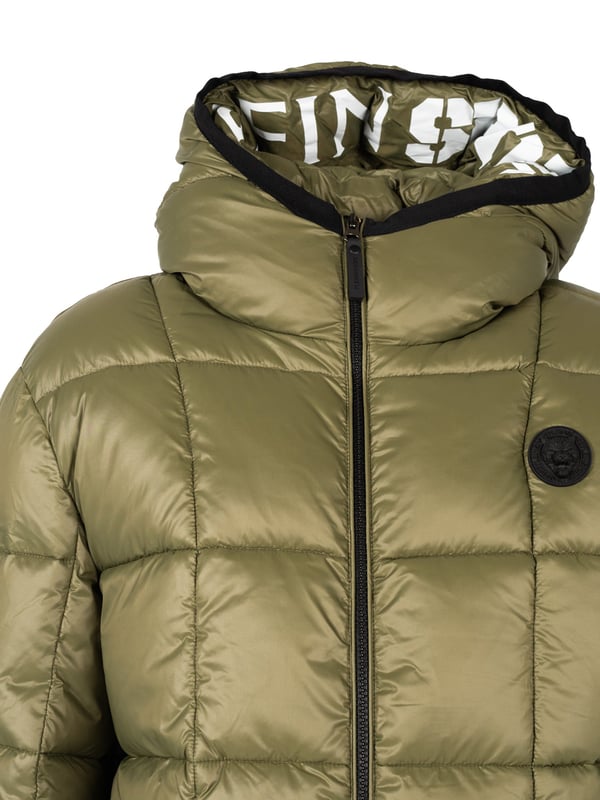 Plein Sport Small Circle Logo Quilted Green Jacket. Stay sleek and stylish with the Plein Sport Padded Green Jacket. The plain design adds a touch of sophistication, while the padded interior ensures warmth and comfort. Perfect for any fashion-forward individual!. Zip Closure Front Pockets, 2 Zip Closure Pockets, Central Zip Closure. Coat, Filling: 100% Polyamide, Lining : 100% Polyester. Padded Jacket, Zip Closure. Style: UPPS26E 32