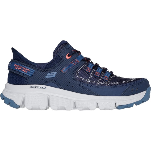 Rijd de trails in moeiteloos comfort met Slip-ins van Skechers: Summits AT. Deze wandelschoen met vetersluiting is ontworpen met ons exclusieve hielkussen en heeft een bovenwerk van synthetisch duraleather en mesh met een dempende Skechers Air-Cooled Memory Foam binnenzool.