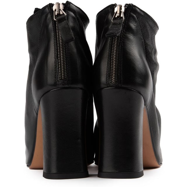 Experimente el lujo con las impresionantes sandalias Ofanto Peep Toe de SOLE Made In Italy. Estos atrevidos tacones de cuero de primera calidad, exclusivos de SOLE, personifican la artesanía italiana con su parte superior de cuero negro flexible y su elegante silueta con punta abierta. Situadas sobre un fino tacón de aguja, estas sandalias seguramente elevarán tu estilo a nuevas alturas.