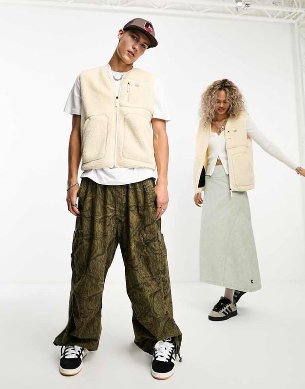 Tops by Dickies Add-to-bag material V-neck Zip fastening Logo patch to chest Functional pockets Regular fit Unisex styleSold By: Asos