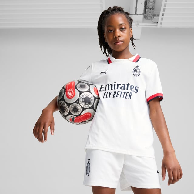 PUMA Boys AC Milan 24/25 Away Jersey PRODUCT STORY: Details make all the difference in the 24/25 AC Milan Away Kit. The classic white away combined with a red-and-black polo collar and monochromatic crest personifies the spirit of success and casual sophistication of a team synonymous with the Beautiful Game. Tonal pinstripe pattern adds a historic touch, honoring AC Milans origins as the Milan Football and Cricket Club. FEATURES & BENEFITS: dryCELL: Performance technology designed to wick moisture from the body and keep you free of sweat during exercise; As part of the RE:FIBRE program, this garment is made of at least 95% recycled material from textile waste and other used materials. DETAILS: Regular fit; 170 gsm, Jacquard; Crew neck; Short sleeves; Official team branding; PUMA Youth: Recommended for older kids between 8 and 16 years. Our model is 154 cm tall and is wearing size 152 RUS.
