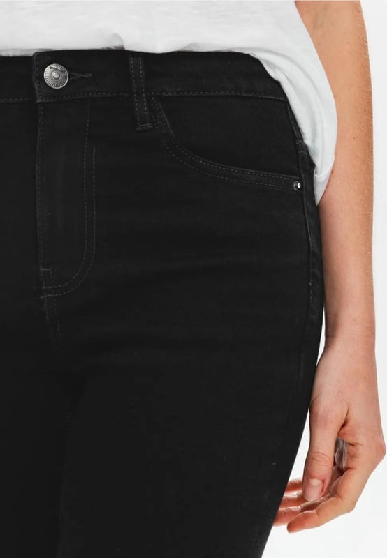 Deze zwarte jeans met hoge taille heeft gerecyclede vezels. Skinny, voor een slank en leggy effect. Van zacht denim. Rekbaar. Riemlussen. Stud knoop, metalen rits. Metalen klinknagels. Een favoriet in je garderobe!
