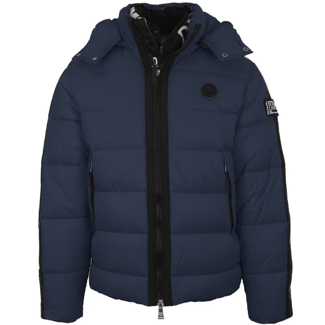 �Mant�ngase c�lido y elegante con el logotipo de Plein Sport Circle Circle Navy Blue Jacket! Hecho en mente con comodidad, esta elegante chaqueta azul marino presenta un forro acolchado y el logotipo de Plein Sport Circle. �Disfruta de una calidez superior combinada con elegancia atemporal! Pacetas delanteras de cierre de cremallera, parche en el cofre, capa con capucha de cierre central de cremallera, relleno: 100% poliamida, forro: chaqueta acolchada 100% poli�ster, estilo de cierre de cremallera: UPPS01F 85