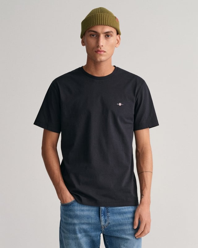 Featuring a small-scale shield graphic embroidered at the chest, this T-shirt is crafted from cotton with a fine rib at the neckline for ultimate comfort. An essential part of any ensemble, wear it under your favorite knitwear, outerwear or paired with jeans, chinos, and shorts alike.
Regular fit  Crew neck  GANT graphic embroidered at chest
&nbsp;
2003184
&nbsp;