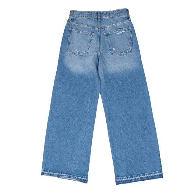 Estos jeans de tipo wide leg y tiro medio presentan un estilo desenfadado y moderno con detalles desgastados y rasgados en la parte frontal, que añaden un toque rebelde y casual al diseño. 

Su corte amplio desde la cadera hasta el tobillo garantiza comodidad y libertad de movimiento, mientras que el clásico diseño de cinco bolsillos mantiene la funcionalidad tradicional de los vaqueros. 

Perfectos para quienes buscan un look juvenil, relajado y lleno de personalidad, estos jeans combinan comodidad y estilo de manera equilibrada.
 Composición: 100% Algodón
 Cuidados:
- Lavar a máquina con agua fría.
- Utilizar colores similares en el lavado.
- Evitar el uso de blanqueadores.
- Secar a baja temperatura en secadora.
- Planchar a baja temperatura.
- No lavar en seco.