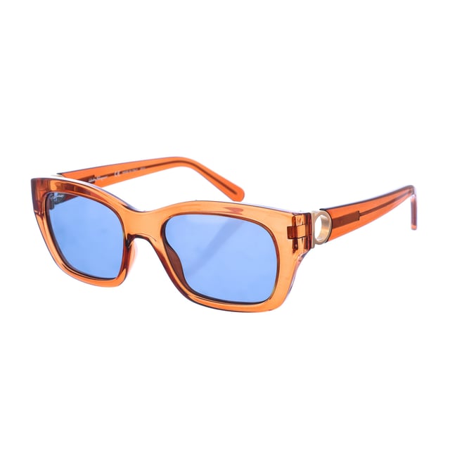 Gafas de sol con montura de acetato.
Color Marrón claro cristal
Forma ovalada.
Lentes de color Azul Claro
Patillas con detalle en metal y con acabado de acetato.
100% Protección UV. 
Cristales antirreflejo. 

Medidas:  Alto lente: 50 mm, Ancho lente: 53 mm, Puente: 19 mm, Patillas: 140 mm.

Limpieza y manutención:
-Limpiar las gafas con agua y jabón (neutro).
- No utilice paños sucios o abrasivos, que puedan alterar las características de los filtros.
- Utilice solo accesorios y repuestos originales.