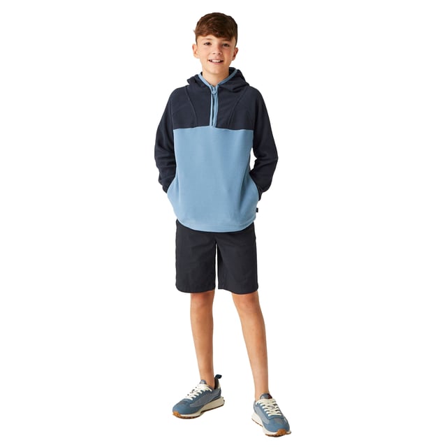 Gewebetechnik: langlebig, Leicht. Materialzusammensetzung (%): 100% Recyceltes Polyester. Gewebe: Micro-Vlies. Design: Logo. GSM (Gramm pro Quadratmeter): 210. Zum Überziehen, mit kurzem Reißverschluss. Griffplatte mit Warenzeichen. Taschenart: Zwei Taschen unten. Kapuzenmerkmale: angenähte Kapuze, Mit Stretch. Mit Kapuze. Langärmlig. Bündchen: Mit Stretch.