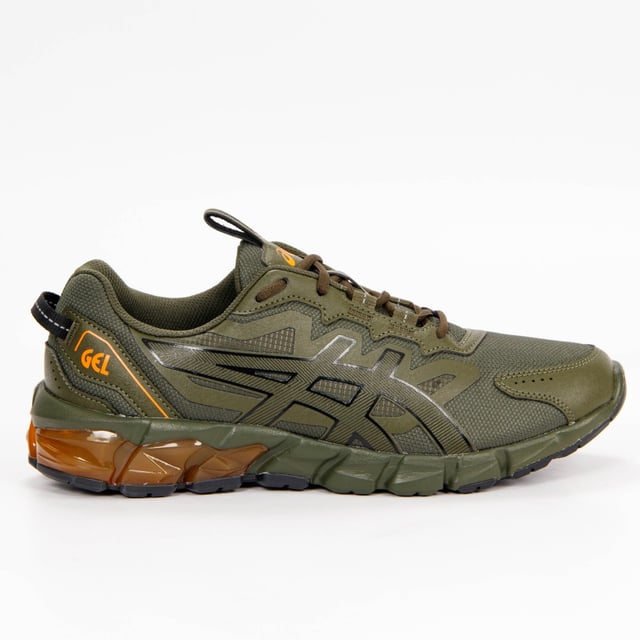Zapatillas deportivas Asics Gel-Quantum 90 para hombre: una fusión de estilo y rendimiento diseñada para satisfacer tus necesidades atléticas diarias. Estas zapatillas están meticulosamente diseñadas para ofrecer una comodidad y una sujeción excepcionales, lo que las convierte en la mejor opción para los hombres que buscan un calzado versátil y con estilo para diversas actividades. Estas son las características clave que hacen de las Asics Gel-Quantum 90 una elección destacada:

 1. Tecnología de amortiguación GEL:  Las Gel-Quantum 90 incorporan la tecnología de amortiguación GEL característica de Asics en el retropié, que proporciona una amortiguación superior durante el impacto y favorece una transición más suave a lo largo de toda la zancada.

 2. Construcción ligera:  Estas zapatillas cuentan con un diseño ligero que garantiza la comodidad durante un uso prolongado, lo que las hace adecuadas para una amplia gama de actividades, desde hacer recados hasta entrenamientos ligeros.

 3. Parte superior transpirable:  La parte superior de la zapatilla está fabricada con materiales transpirables que permiten una ventilación adecuada, manteniendo los pies frescos y cómodos durante todo el día.

 4. Plantilla OrthoLite:  La plantilla OrthoLite mejora la amortiguación y la gestión de la humedad, manteniendo un entorno seco y cómodo para tus pies.

 5. Uso versátil: El Gel-Quantum 90 es adecuado para diversas actividades, incluyendo ropa casual, entrenamiento ligero, o simplemente como calzado diario cómodo.

 6. Suela duradera:  La suela exterior está diseñada para ofrecer durabilidad y tracción, garantizando un agarre fiable en una gran variedad de superficies.

 7. Diseño elegante:  Asics combina una estética deportiva con elementos de diseño moderno, lo que hace que estas zapatillas no solo sean funcionales, sino también visualmente atractivas.

 8. Comodidad diaria:  Las Gel-Quantum 90 se han fabricado pensando en la comodidad diaria, lo que garantiza que puedas llevarlas durante toda tu rutina diaria con facilidad.