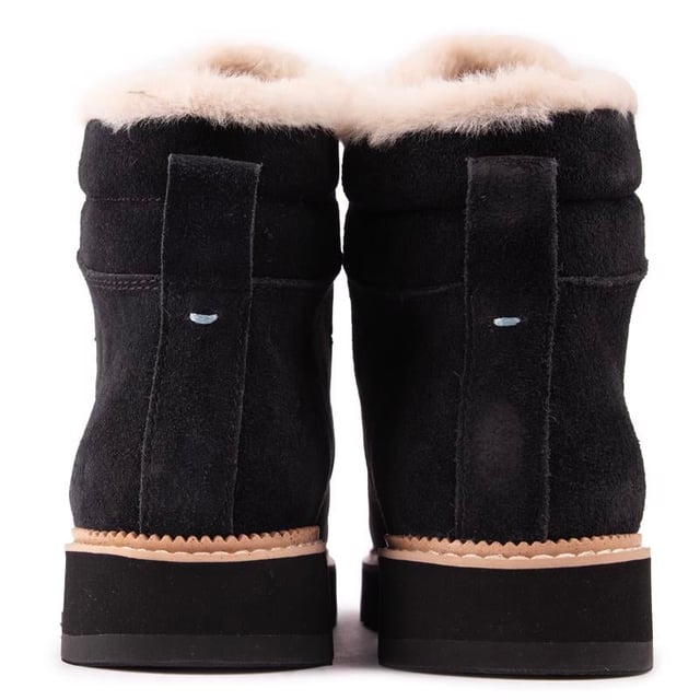 La función se une a la moda en esta bota de aventuras definitiva Mojave de TOMS. Los botines Mojave están diseñados para todo tipo de clima con una parte superior de nobuk resistente al agua. Detalles de piel sintética y guardabarros extendido. Diseñado de forma elegante. Aspecto elegante para caminar con estilo o para usar por la ciudad. Un forro suave y una plantilla Ortholite mantienen los pies cómodos. fresco y acolchado. con una suela de goma ligeramente elevada y tracción con tacos para mejorar el agarre y la durabilidad.