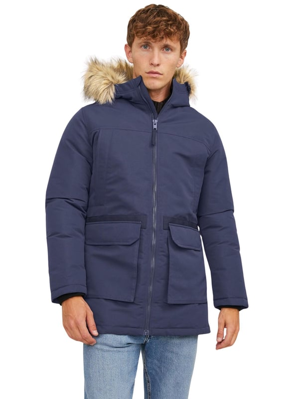 Con la parka de Jack & Jones estarás perfectamente equipado para los días de invierno. Esta parka te protege del viento y de las inclemencias del tiempo, ya que es repelente al agua y tiene una capucha desmontable con piel sintética. Te mantiene bien abrigado, ya que está confeccionada con un tejido grueso y forrada con falso plumón. Te da un aspecto moderno, ya que tiene una manga larga clásica y puños de tormenta que garantizan un ajuste ceñido. Ofrece mucho espacio de almacenamiento, ya que tiene bolsillos laterales con cremallera, un bolsillo interior y dos bolsillos adicionales. Tiene una cremallera completa y puños de canalé para un cierre seguro. Es cómoda de llevar, ya que está confeccionada con materiales de alta calidad. La parka Jack & Jones es una parka elegante y funcional que combina con cualquier conjunto.